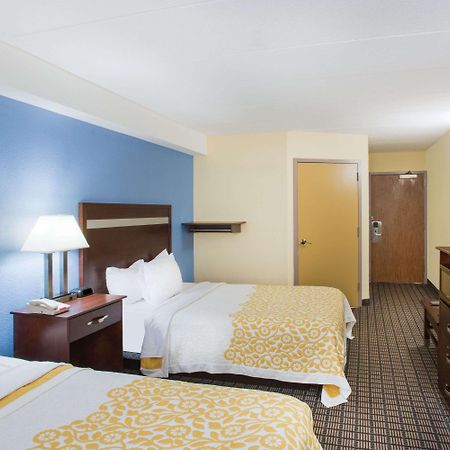 Days Inn By Wyndham New Haven Extérieur photo