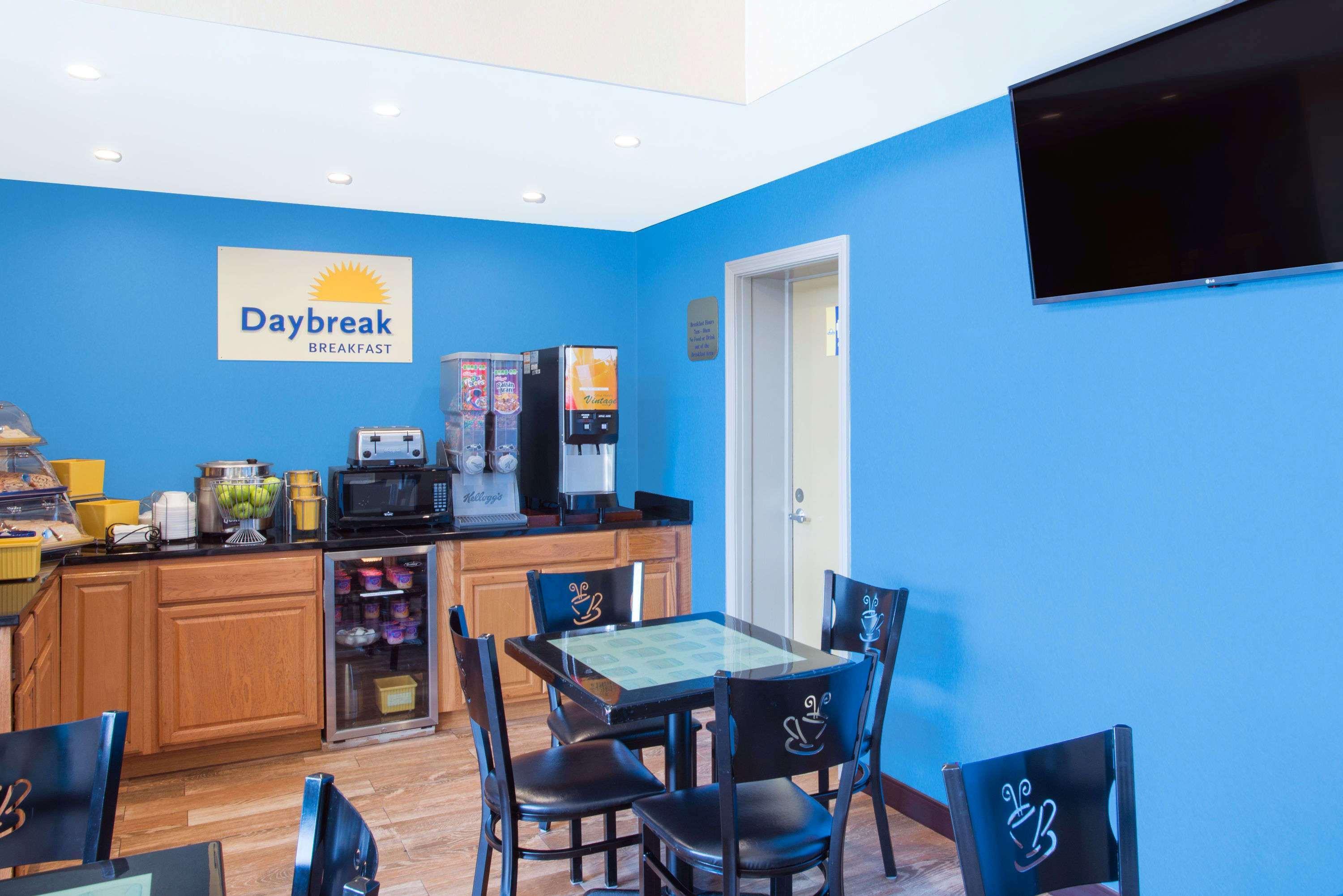 Days Inn By Wyndham New Haven Extérieur photo