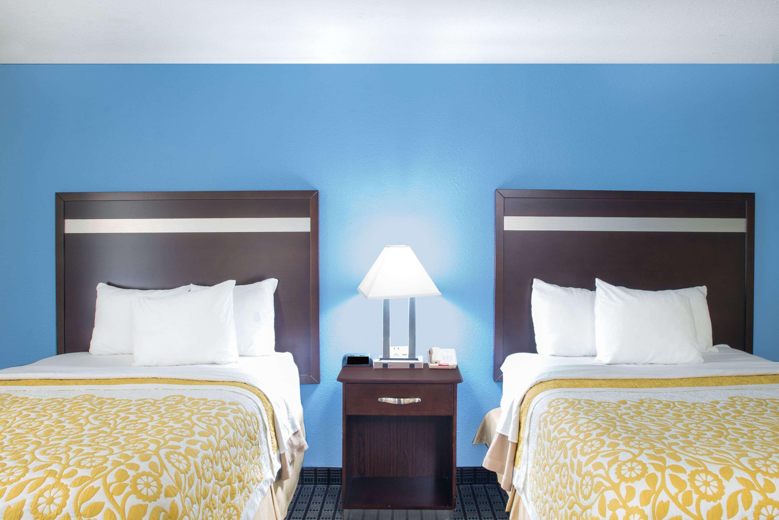 Days Inn By Wyndham New Haven Extérieur photo