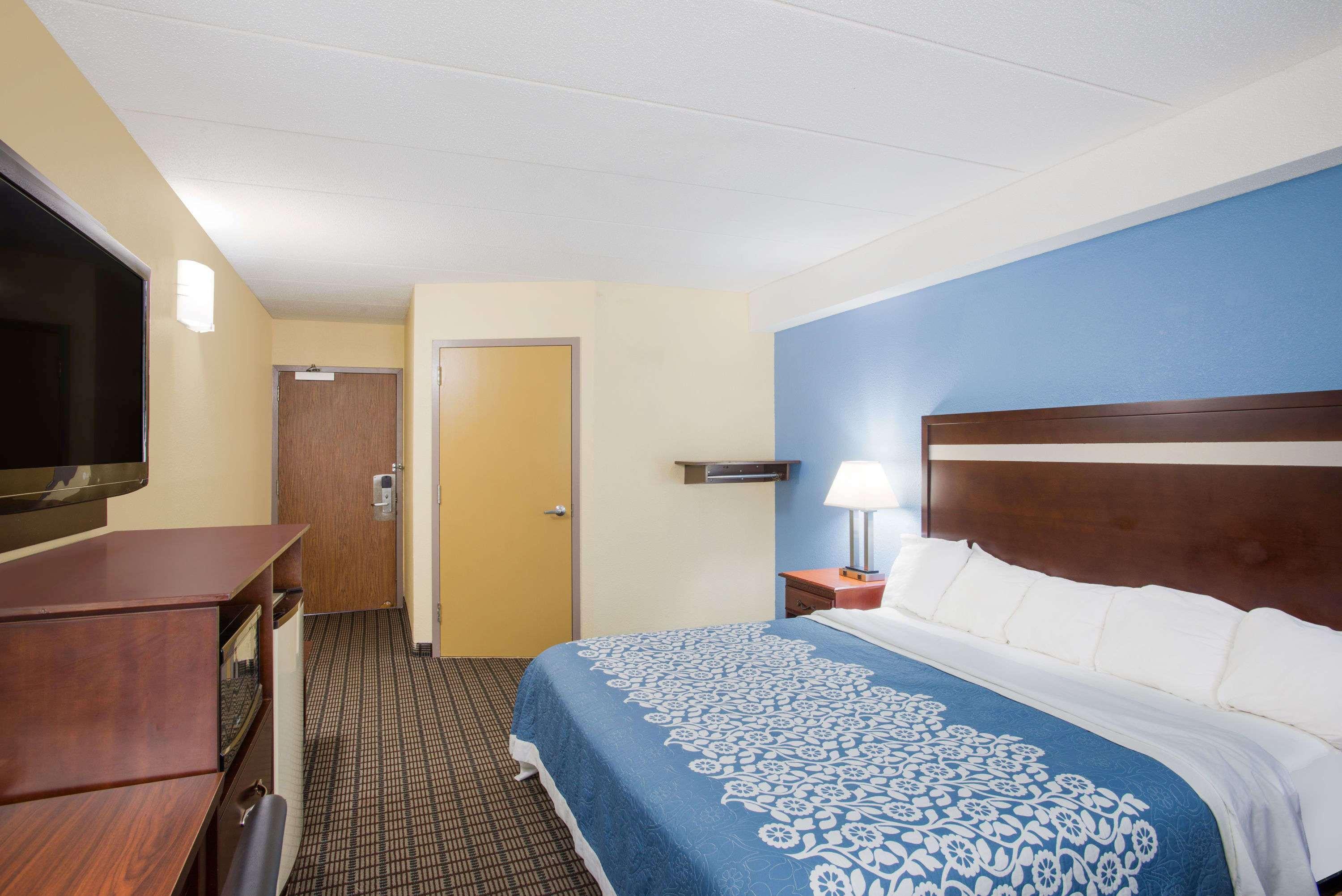 Days Inn By Wyndham New Haven Extérieur photo