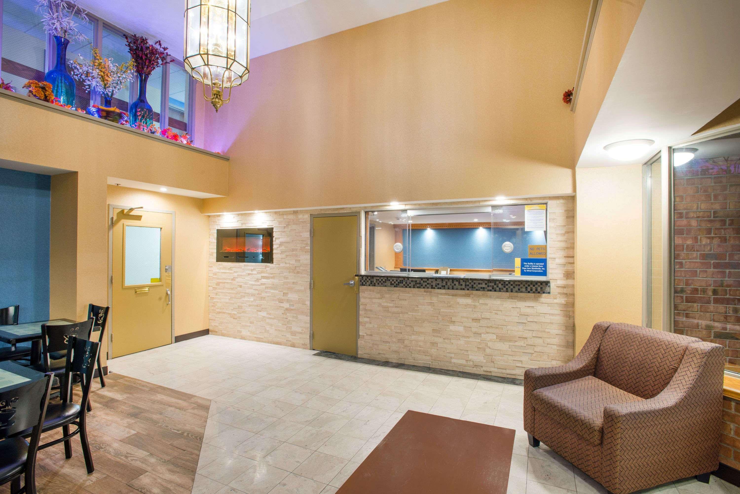 Days Inn By Wyndham New Haven Extérieur photo